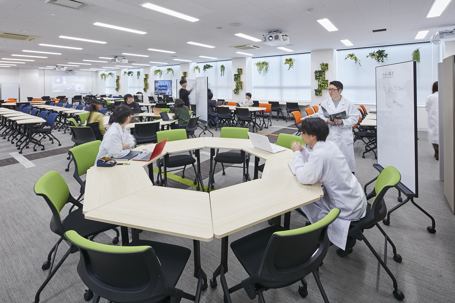 近畿大学、パソコン教室をハイフレックス型学習空間にリニューアル