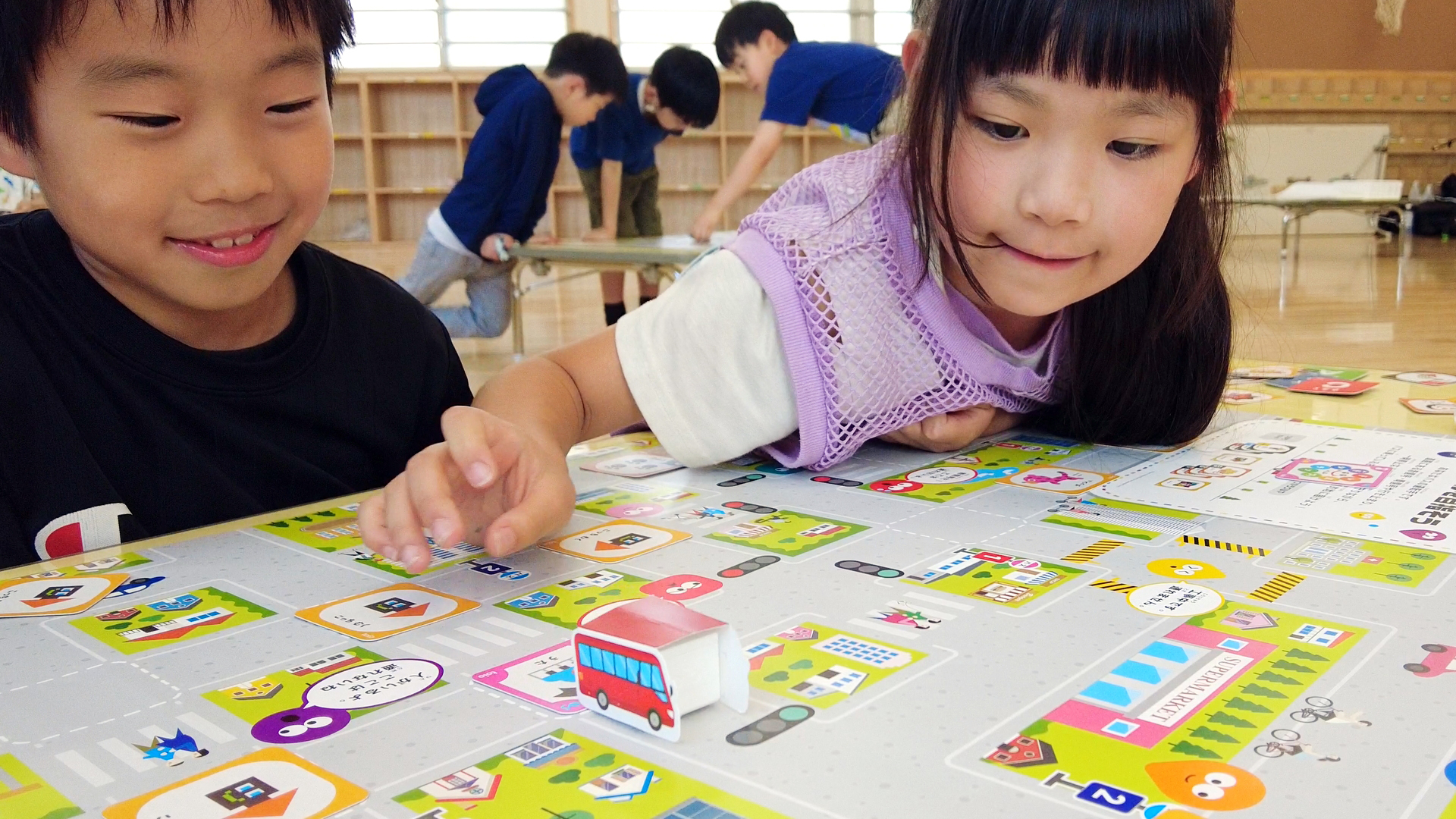 トヨタ自動車が開発した「toio」で学ぶプログラミング学習コンテンツを