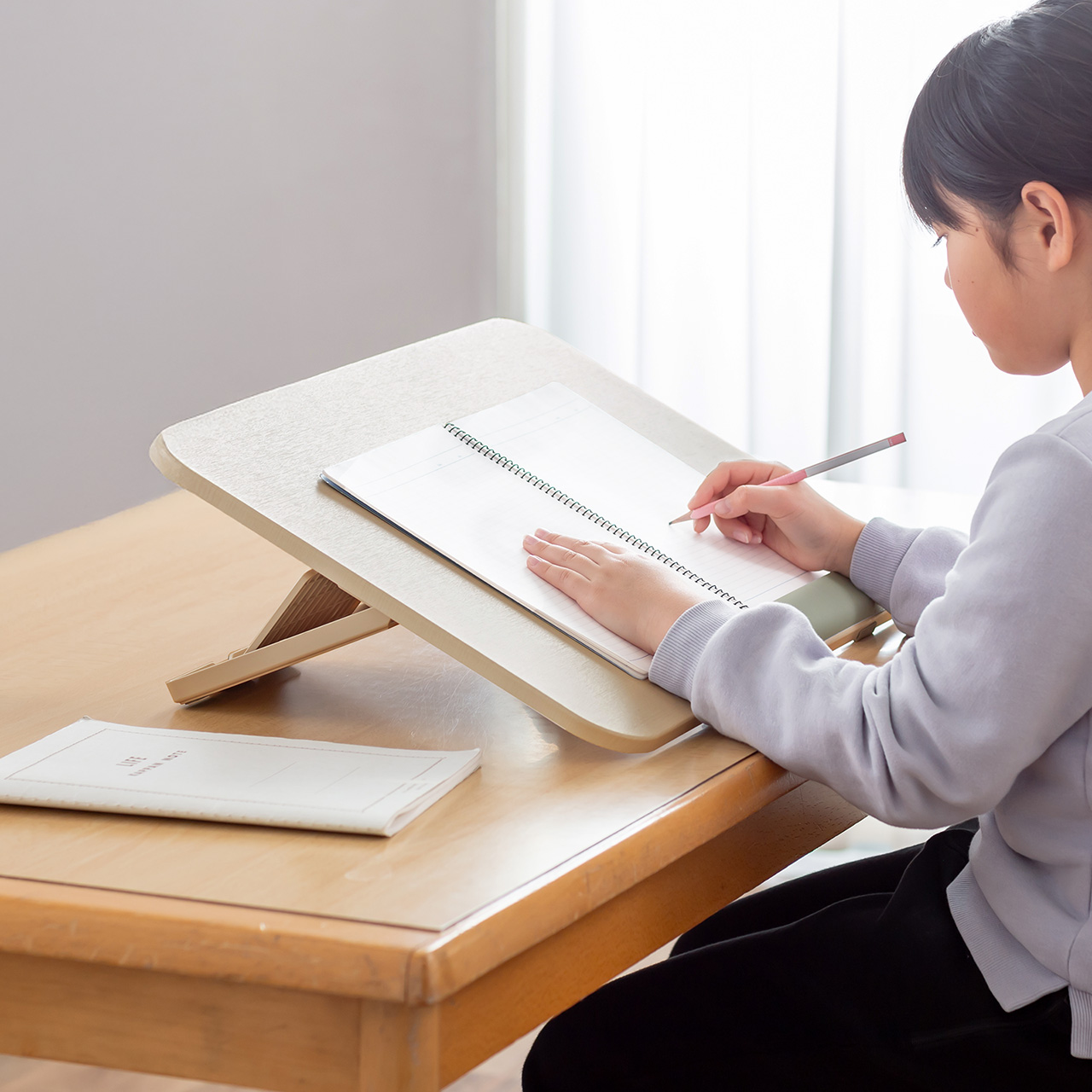 学習時の猫背を防ぐ「傾斜台」を発売、サンワサプライ - こどもとIT