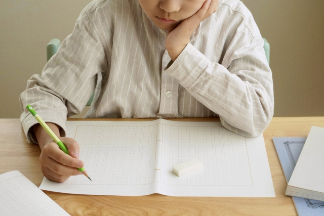 夏休みの宿題で大変なのは「自由研究」と「読書感想文」──ベネッセが
