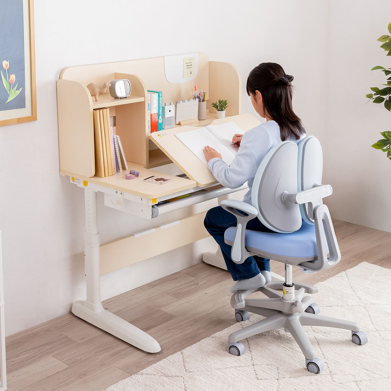 成長に応じて高さを調整！タブレットスタンド装備の学習机を発売