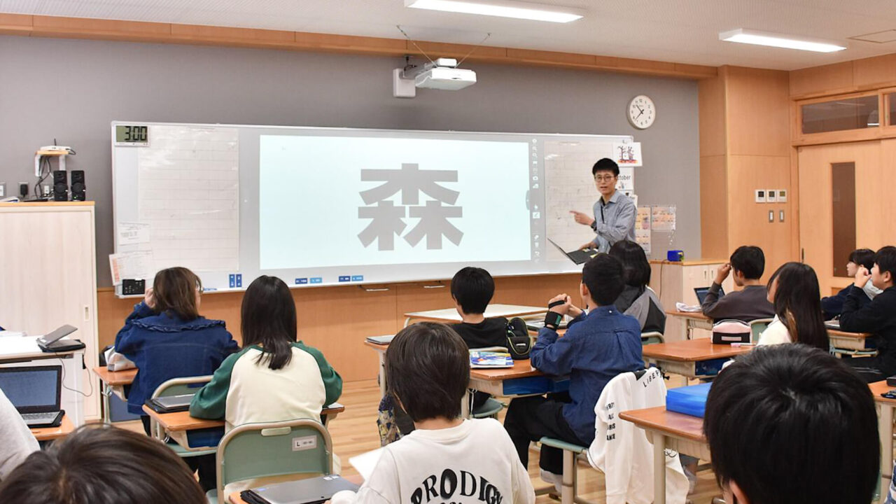 130インチの大画面で児童の集中力が持続、朝暘第五小がプロジェクター