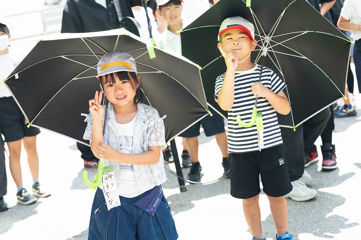 瑞穂市、新小学1年生約500名に遮熱日傘と遮熱帽子を贈呈 - こどもとIT