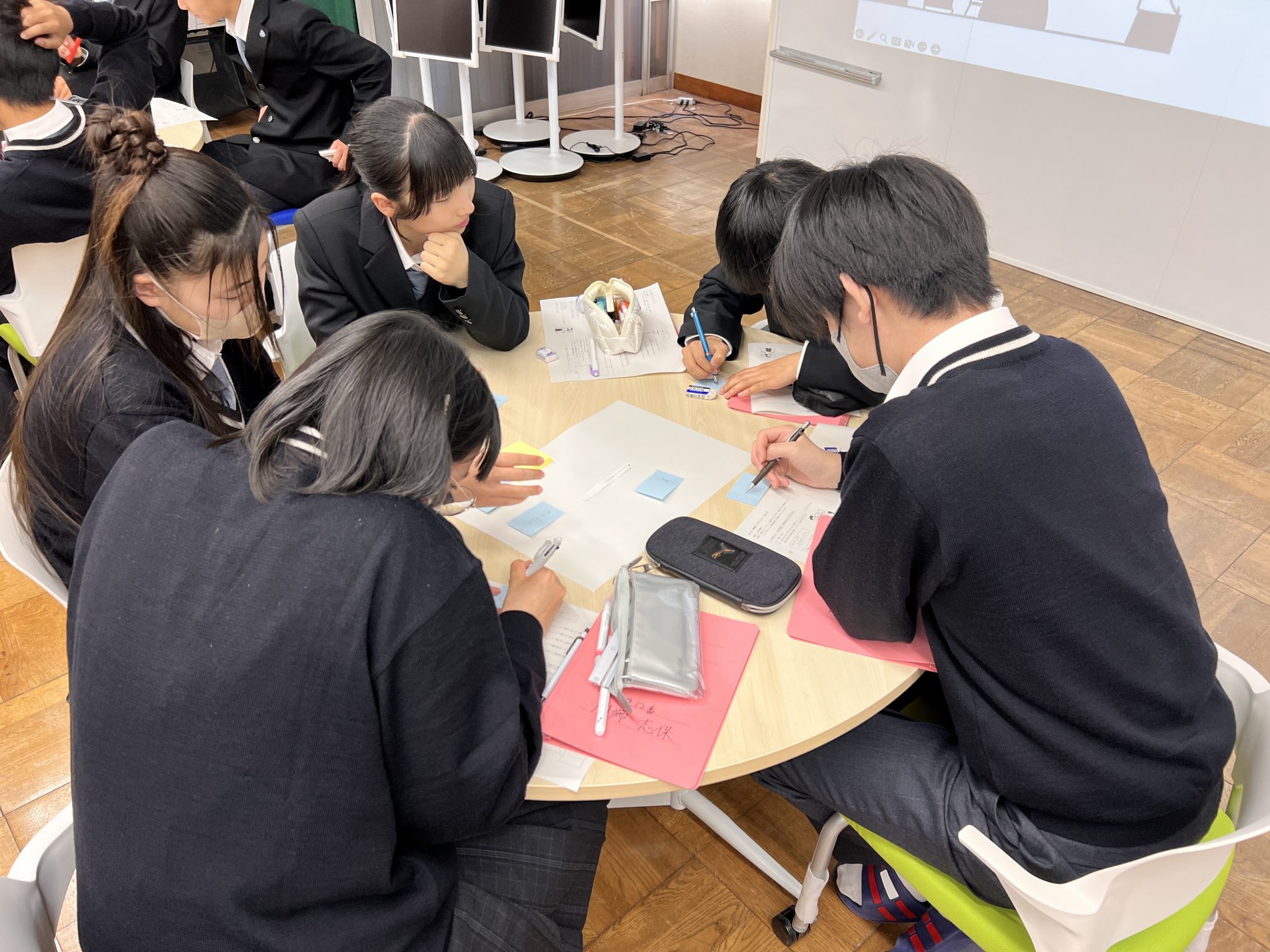 高校生が「共創」の学びを伝える教科書を制作、手探りの実践や想いを形
