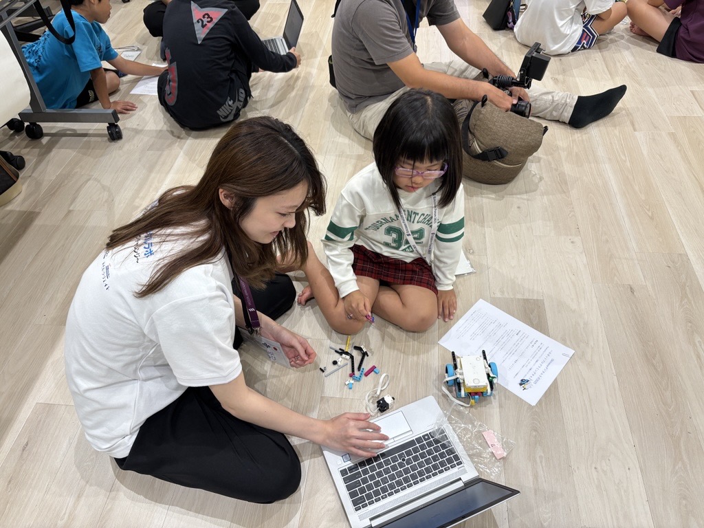 エリクソンと沖縄セルラー、無料のロボットプログラミング教室を宮古島