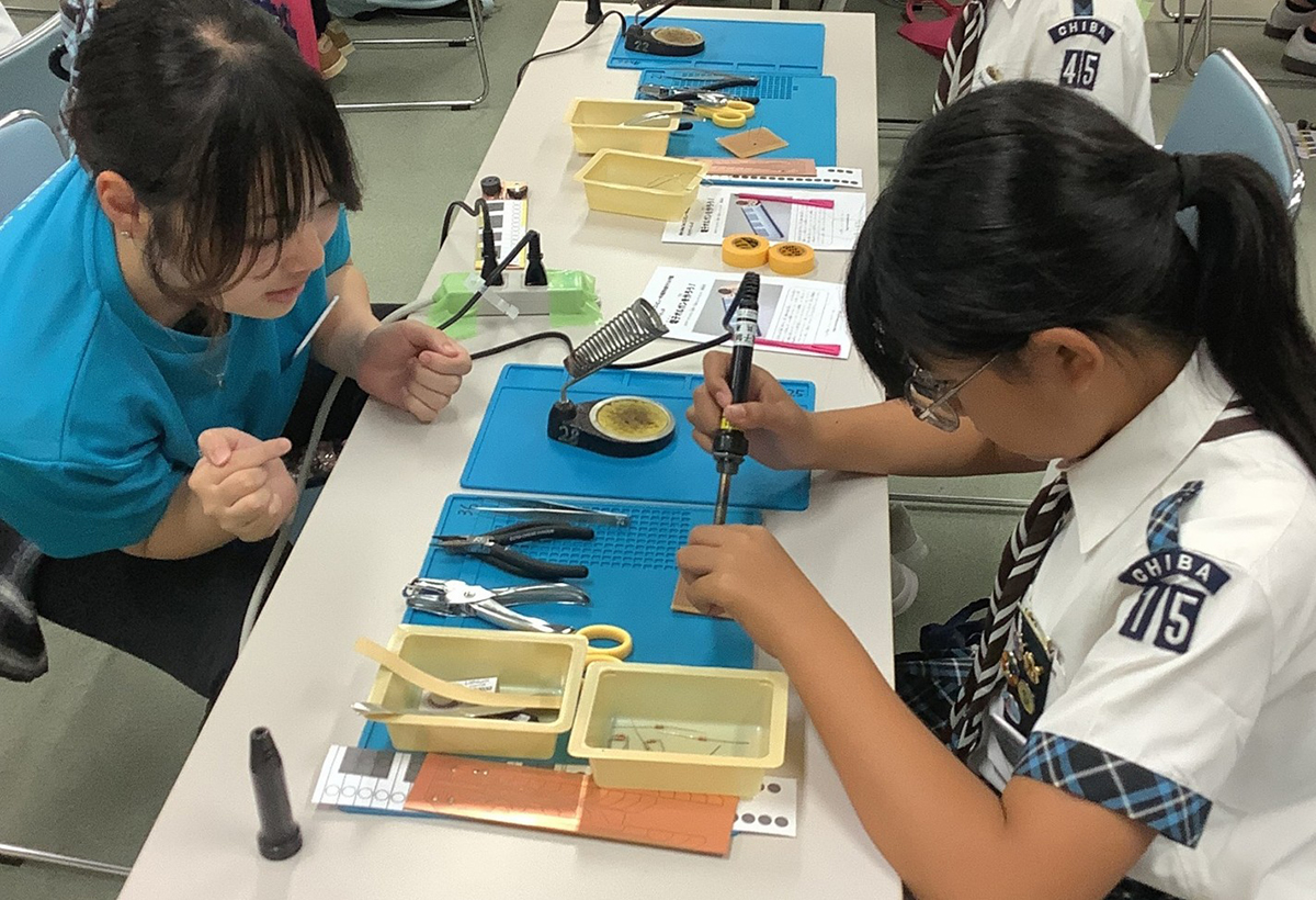 コンピューターって面白い！」女子小学生が2進数と電子工作を体験